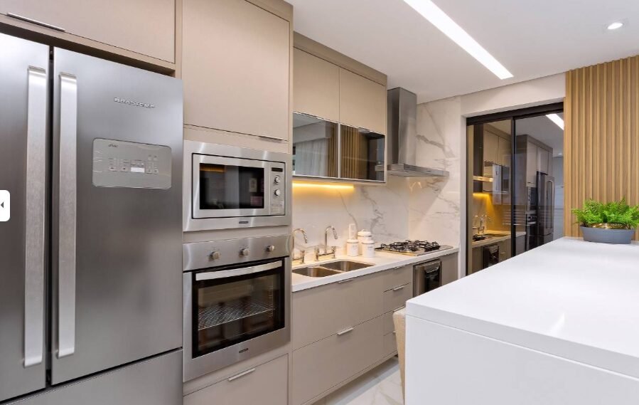 Cozinha planejada com armários e forno inox