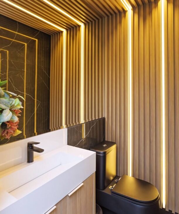 Lavabo com ripado de madeira e iluminação embutida