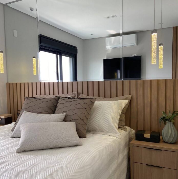 Quarto planejado com cabeceira ripada e criado-mudo