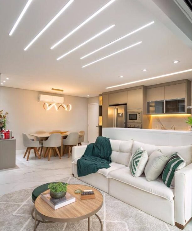 Sala de estar e jantar integradas com forro decorativo
